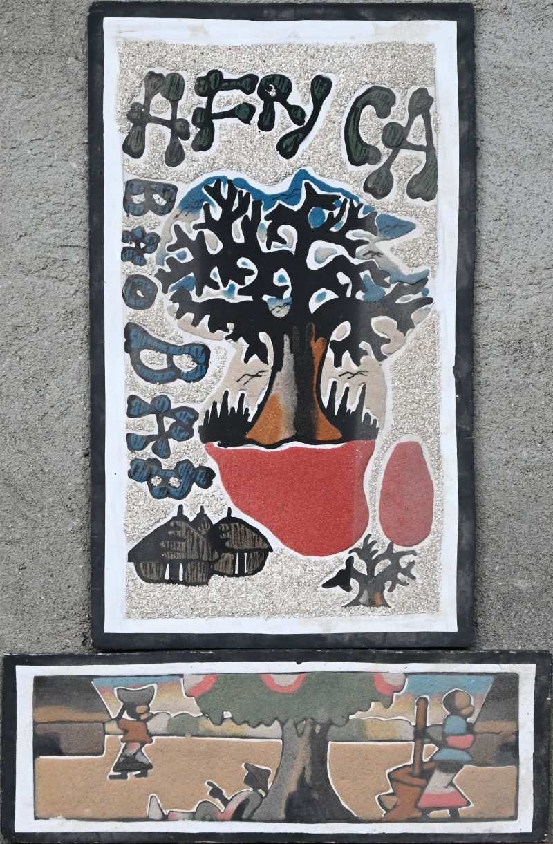 “Africa Baobab” & “Landschap met figuren”. Een lot van 2 Afrikaanse reliëf schilderijtjes, gemengde techniek op paneel.