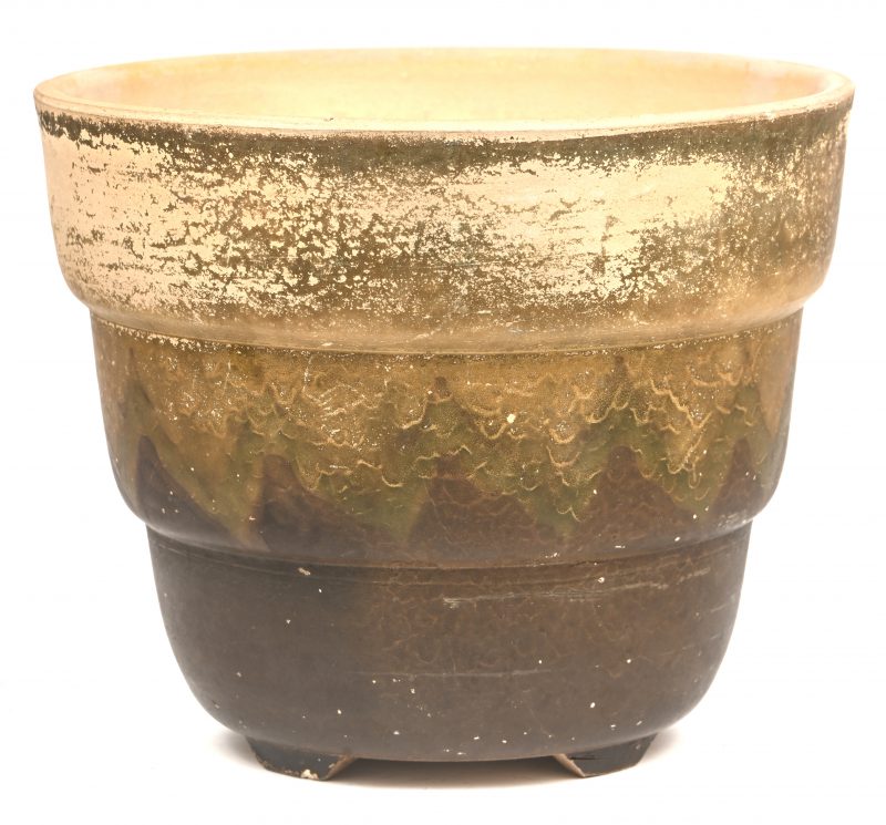 Een aardewerken cachepot in diverse tinten bruin. Onderaan genummerd. Medio XXste eeuw.