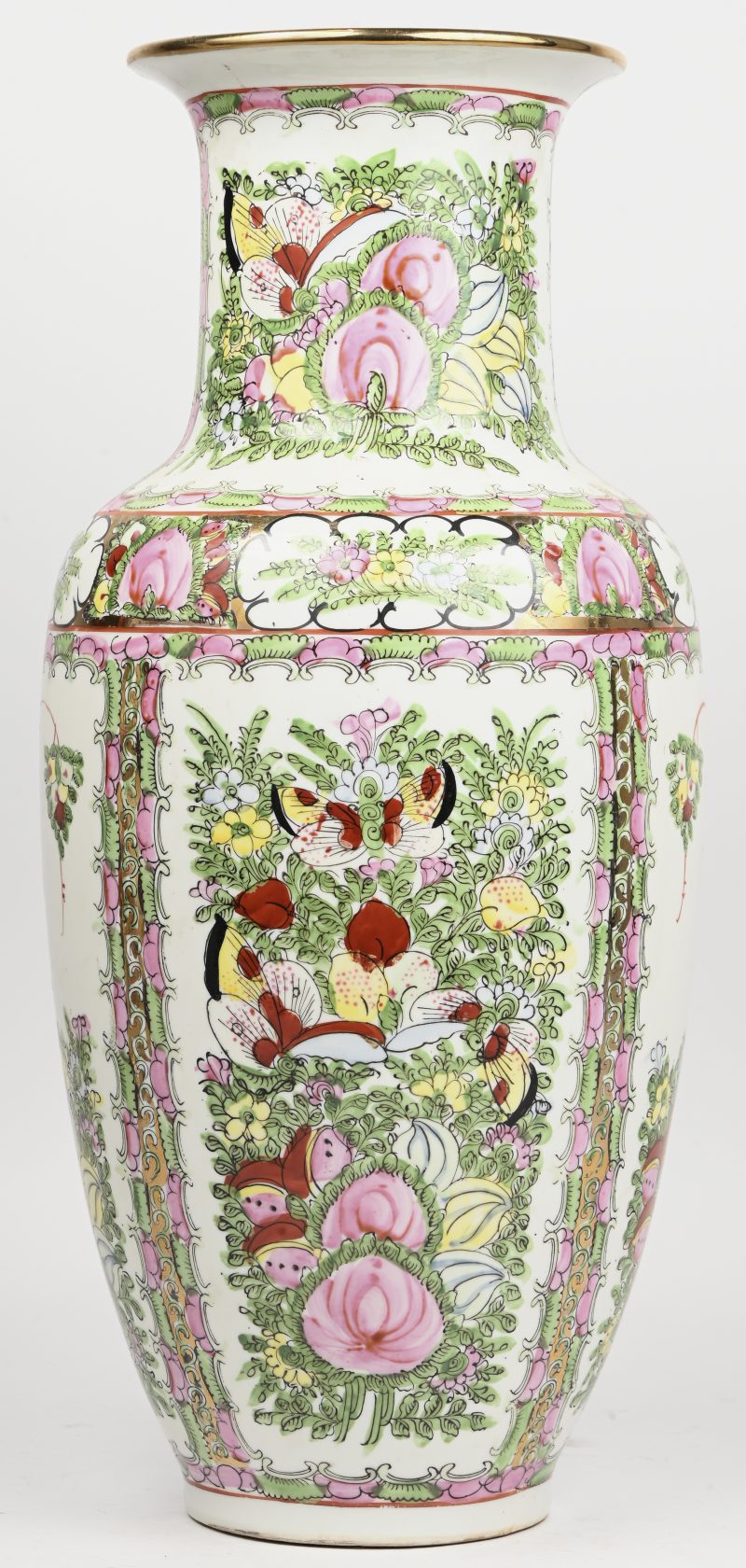 Een Chinees porseleinen vaas, meerkleurig met floraal decor en vogels versierd.