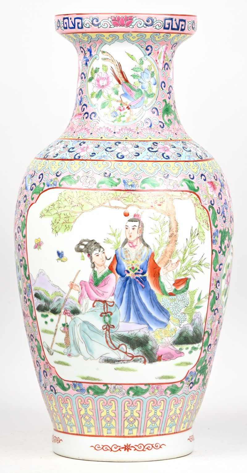 Een Chinees porseleinen vaas, meerkleurig met diverse figuren in het decor. Onderaan gemerkt.