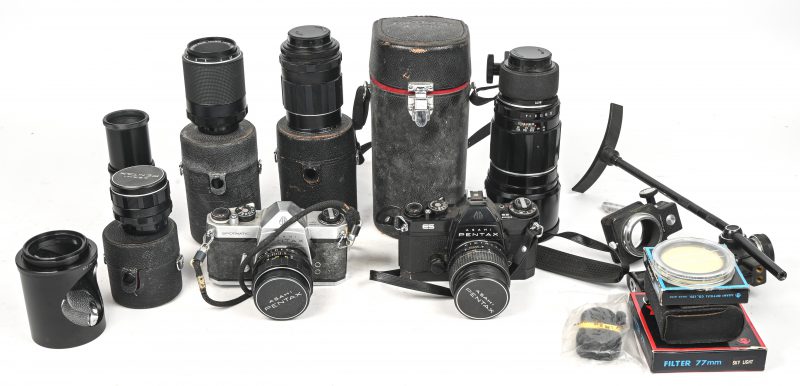 Een lot vintage fotografisch materieel met onder meer een Asahi Pentax ES en een Ashahi Pentax Spotmatic, diverse lensen, documentatie en varia.