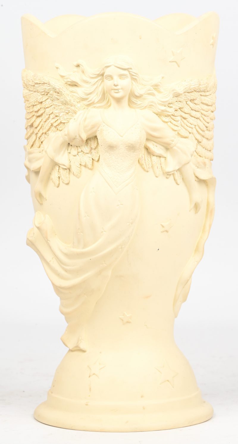 Een uit kunststof gesculpteerde bekervaas met engelachtig figuur in het reliëf.