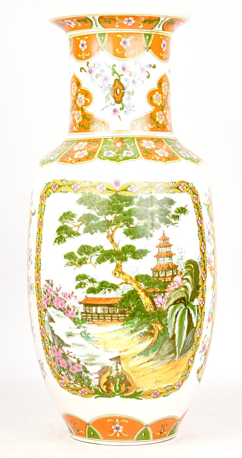 Een Japans porseleinen vaas met groen decor en pagode in het tafereel. Begin 20e eeuw.