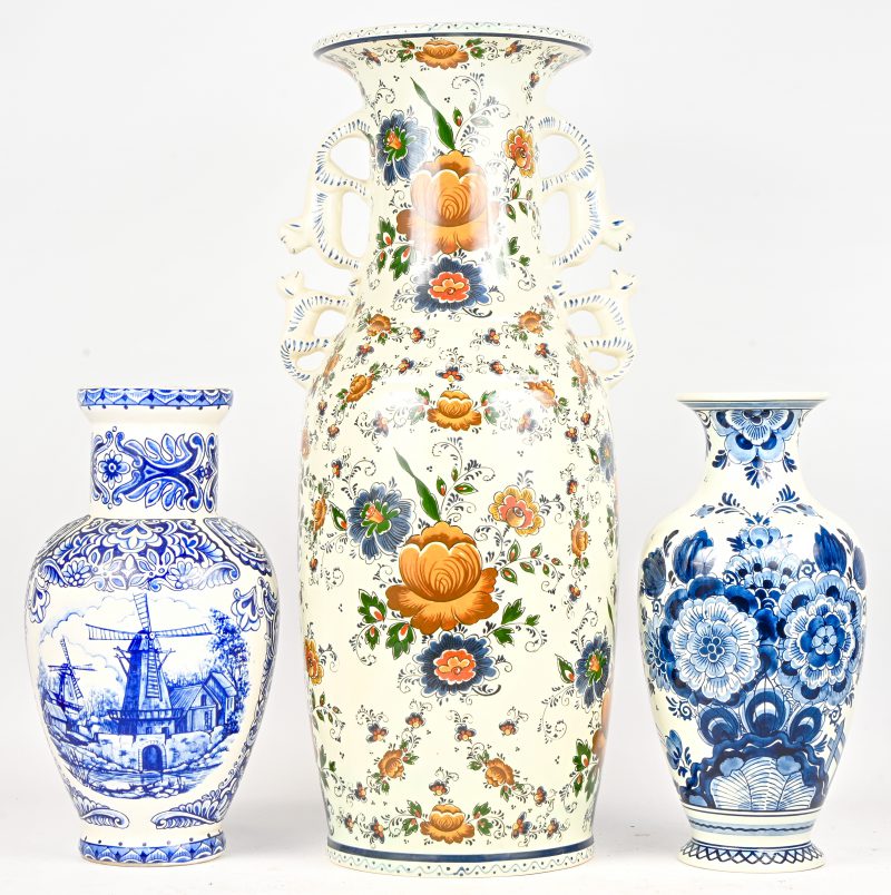 Een lot van 3 vazen gemerkt Delft, waaronder 1 met decor Hubert Bequet en 2 blauw-wit. Onderaan gemerkt.