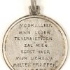 Een zilveren herdenkingsmunt van Albert I met opschrift; “Vooraleer mijn leger te vernietigen zal men eerst over mijn lichaam moeten trappen” en verso afbeelding met “Albert I den Dappere”.