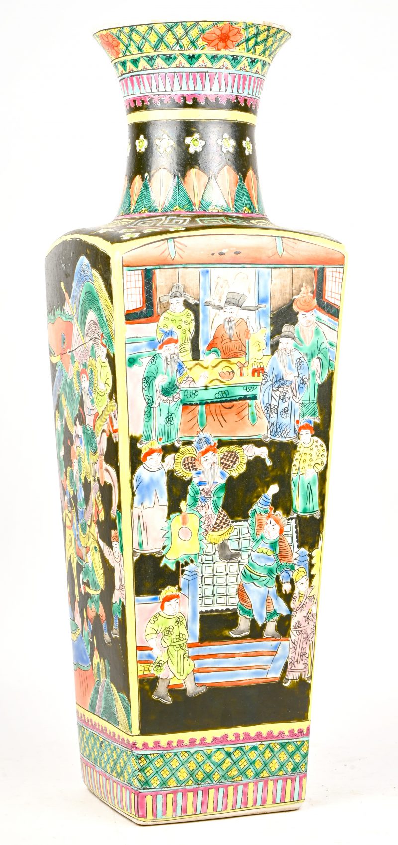 Een vaas van Chinees porselein met vierkante doorsnede. Famille verte decor van personages in diverse scènes. Onderaan een merk refererend aan de Kangxi periode.