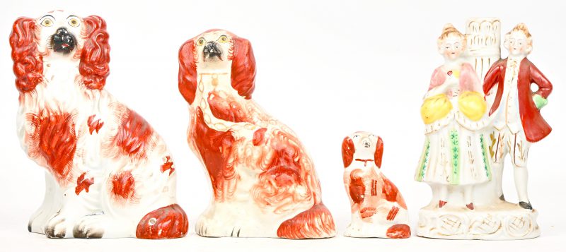 Een lot porselein en aardewerk waarvan drie diverse Staffordshire honden en een soliflorvaasje (H. 17,5 cm) met twee personages.