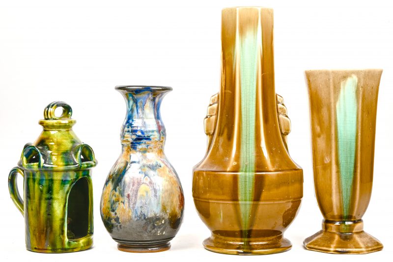 Drie diverse vazen en een kaarsenhouder van Belgisch aardewerk.