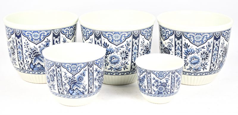 Een lot van 5 blauw-wit aardewerken cache-pots. Onderaan gemerkt. “Boch, made for Royal Sphinx, Delfts”.
