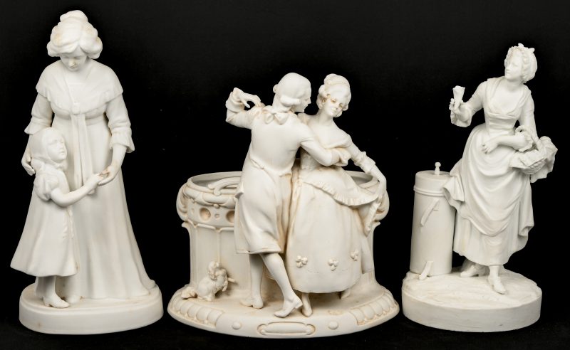 Drie biscuit beeldjes. Een danspaar met een vaas (H. 22 cm), een bloemenverkoopster (H. 24 cm) en een moeder met kind (H. 27 cm), gemerkt Passau en met een herstelde hand. Omstreeks 1900.