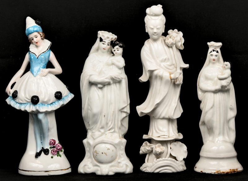 Vier kleine porseleinen beeldjes, twee Brusselse Madonna’s, een danseresje en een Guanyin in Blanc de Chine.