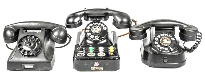 Een lot van drie oude telefoons in metaal en bakeliet.