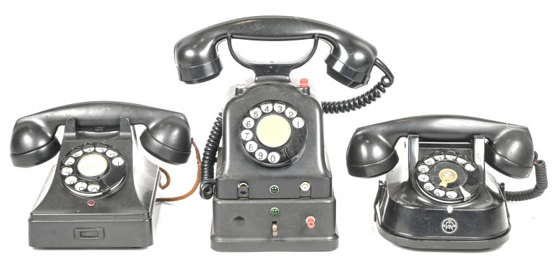 Een lot van drie oude telefoons in metaal en bakeliet.