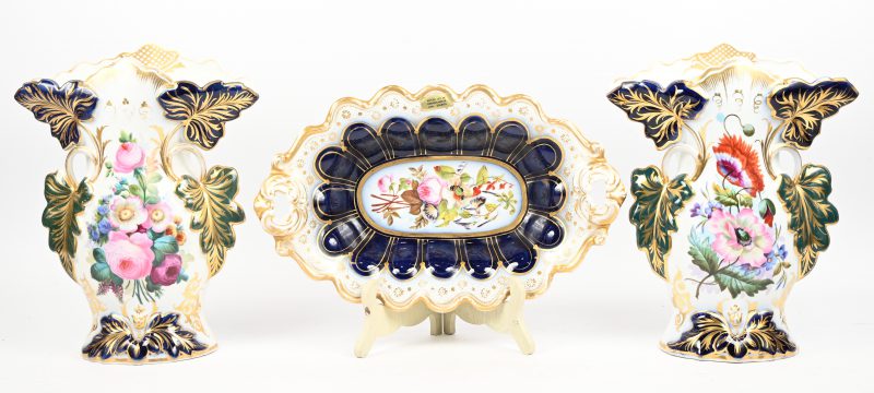 Een set Vieux de Bruxelles porseleinen Cornet vazen en een schaal, dewelke meerkleurig met floraal decor en vergulde details.