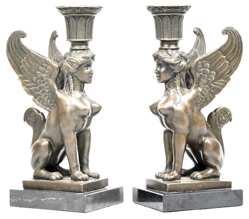 Een paar bronzen Sphinx kandelaars op marmeren voet.