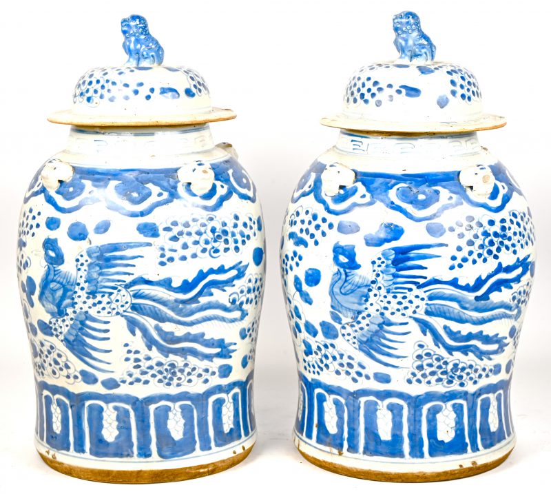 Een Chinees porseleinen dekselpotten, blauw-wit met foo dogs en fenix in het decor.