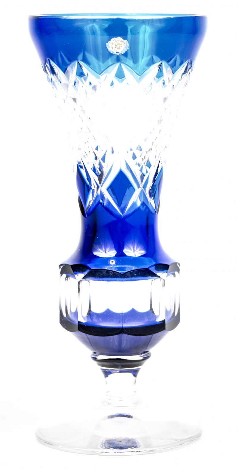 Een geslepen kristallen vaas, kobalt blauw in de massa.