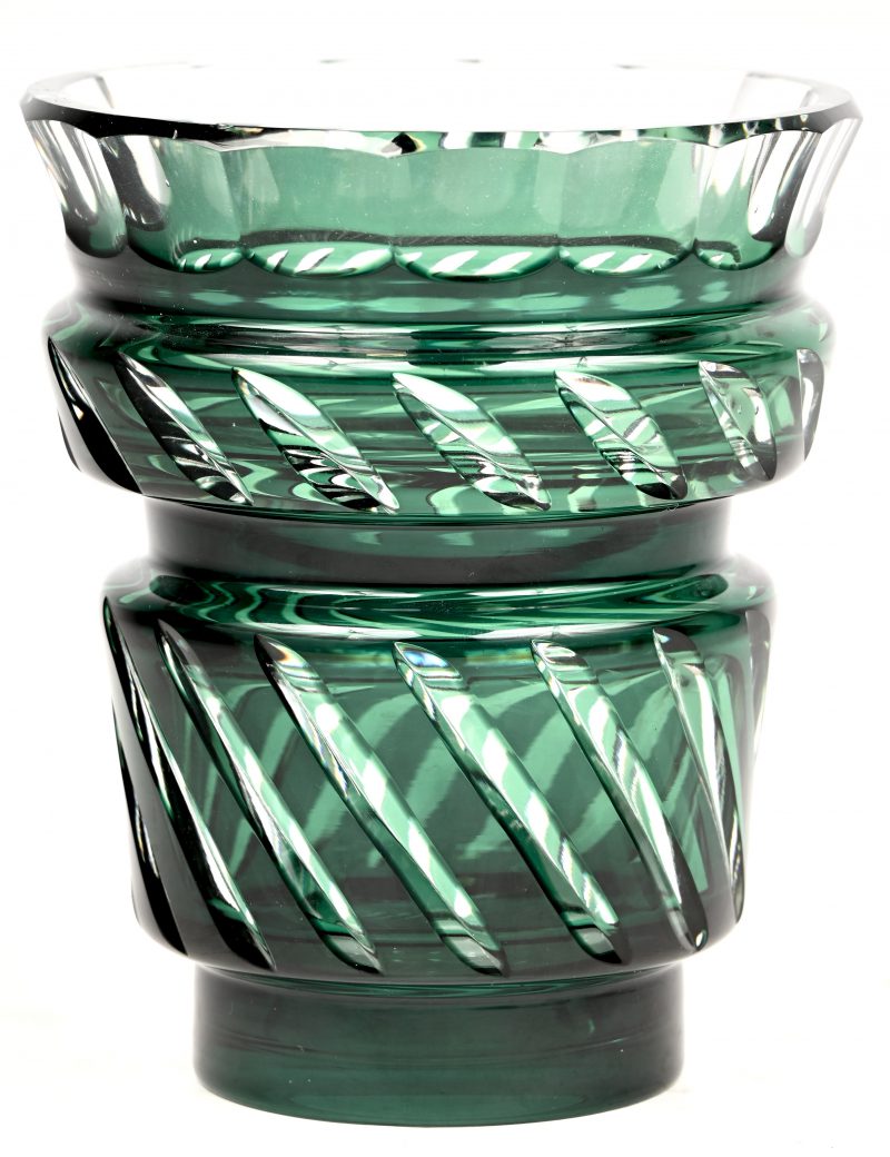 Een geslepen kristallen vaas, groen in de massa.