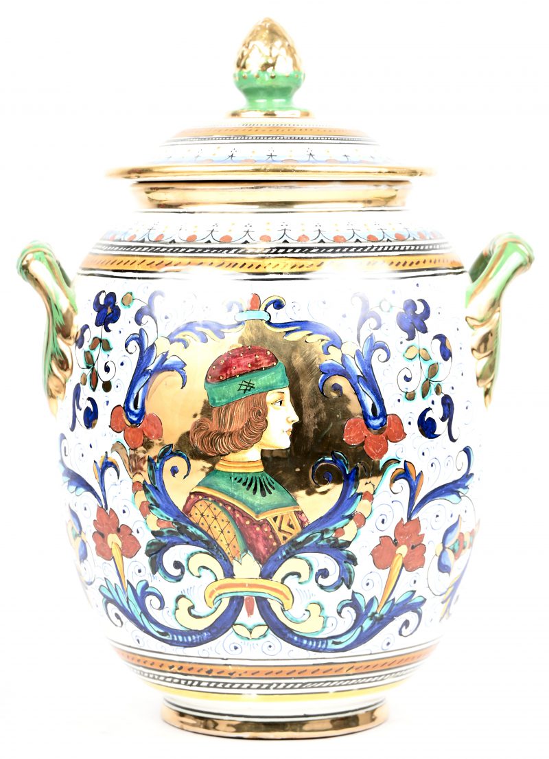 Een polychroom aardewerken cachepot met deksel. ‘Ars Derutae’ Italy.