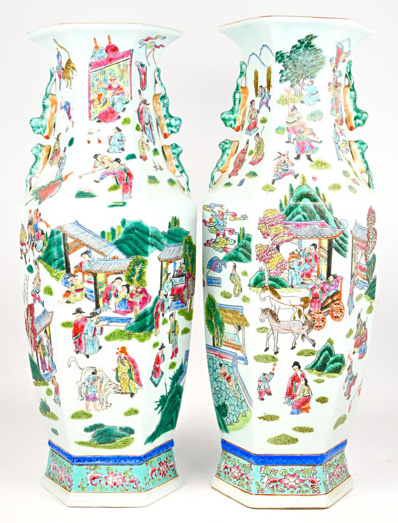 Paar zeshoekige Chinese vazen met een meerkleurig decor van personages.