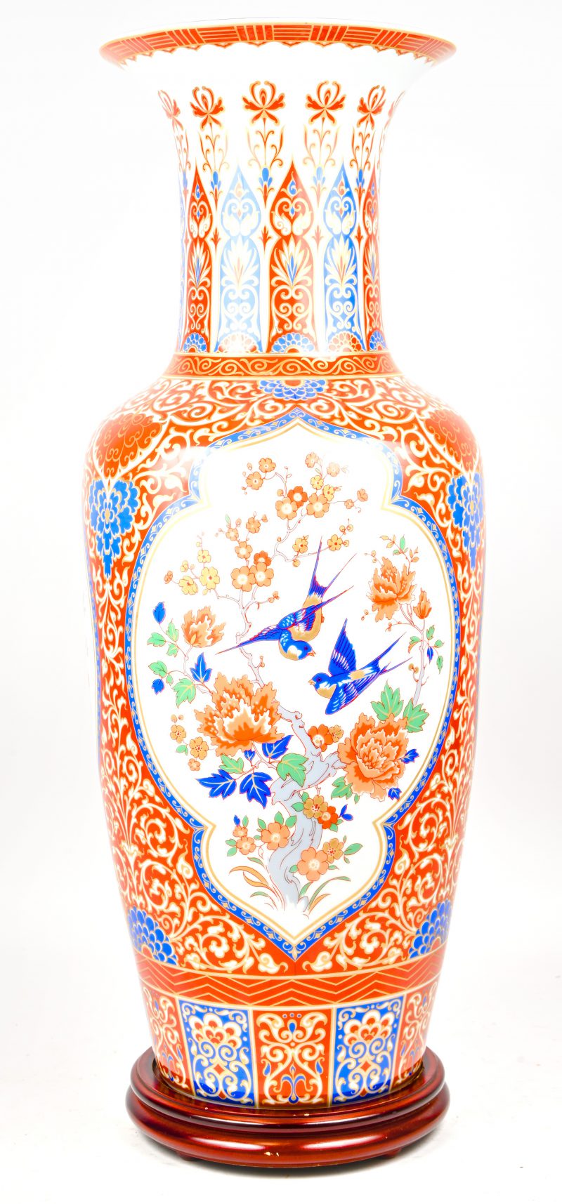 Een porseleinen vaas op houten sokkeltje in Chinese stijl. Onderaan gemerkt Kaiser, Germany, Ming.