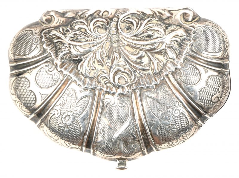 Een schelpvormig en gesculpteerd 19 eeuws zilveren pochette met zijde bekleding binnenin.