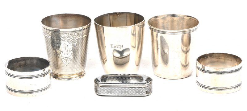 Een lot bestaande uit 2 Wiskemann servietteringen, een Christofle bekertje, een zilver gemailleerd koperen doosje en 2 zilveren bekers, 235gr.