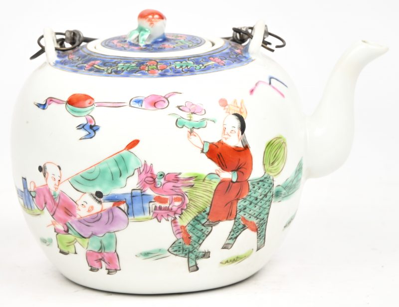 Een Chinees porseleinen theepot, meerkleurig met spelende kinderen in het decor. Onderaan gemerkt.