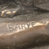 Een uit brons gesculpteerd beeldje van een zittende poes, naar Barye.