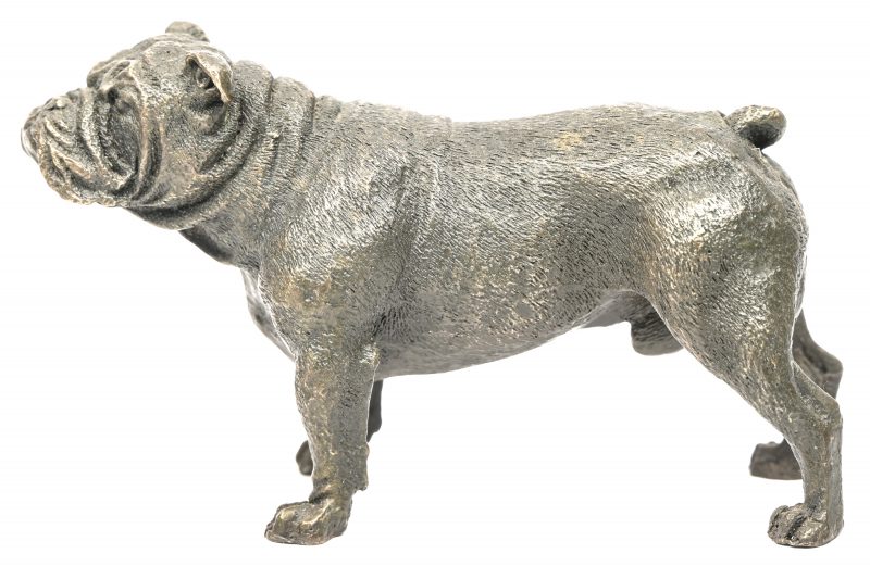 Een uit brons gesculpteerd beeldje van een Bulldog, met zegel “Bronze garanti Paris j.b. deposee”.