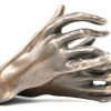 Een brons beeldje van 2 handen.