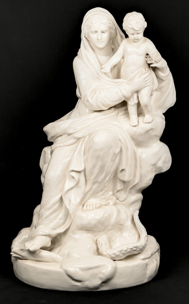 “Maria met kind en slang”. Een wit porselein beeld, onderaan gemerkt.