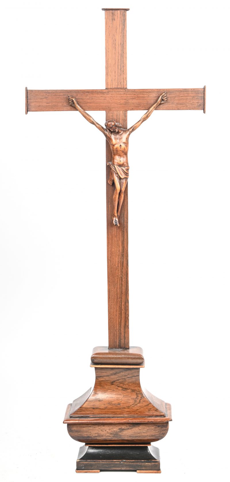 “Jezus aan het kruis”. Een houten corpus beeldje.