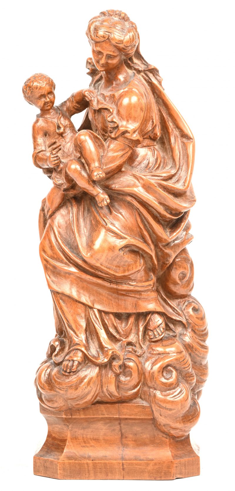 “Maria met kind”. Een gepatineerd houten gesculpteerd beeldje.
