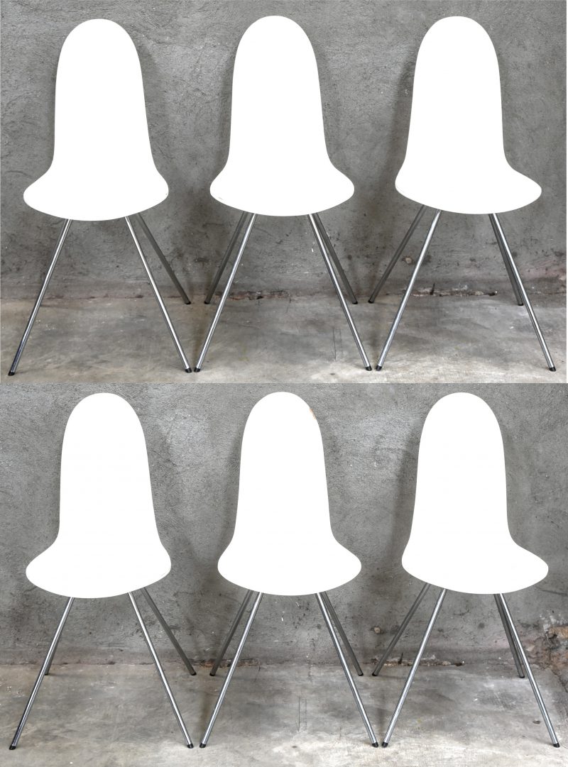 “Tongue”. Een lot van 6 vintage design, wit gelakt houten stoelen met gechromeerd metalen poten. Ontwerp door Arne Jacobsen voor Fritz Hansen, Denemarken 1986, onderaan gemerkt.