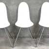 “Tongue”. Een lot van 6 vintage design, wit gelakt houten stoelen met gechromeerd metalen poten. Ontwerp door Arne Jacobsen voor Fritz Hansen, Denemarken 1986, onderaan gemerkt.