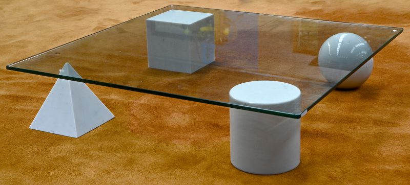 Tavolino mod. “Metafora”. Een vintage design salontafel met 4 geometrisch wit marmeren poten, bestaande uit globe, kubus, piramide en cilinder, waarop een vierkant glazen blad. Ontwerp door Massimo & Lella Vignelli voor Casigliani, 1979.