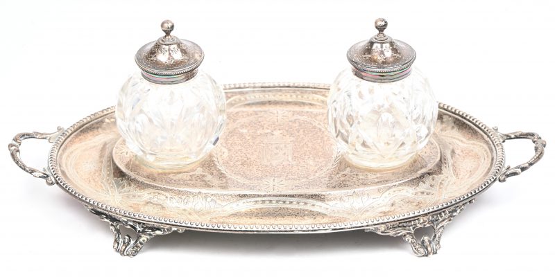Een Engels tafelgarnituur met twee potjes met zilveren dekseltjes, gemerkt London, 1868, H J Lias & Son (Henry John Lias & Henry John Lias)  op verzilverd schaaltje.