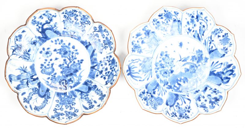 Een lot van twee Japanse blauw-witte porseleinen bordjes in lotusvorm.