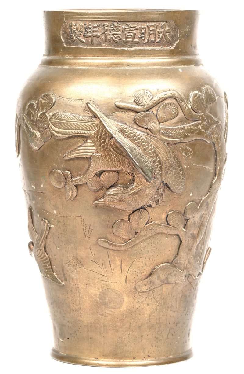 Een Japanse bronzen vaas, vermoedelijk Meiji periode.