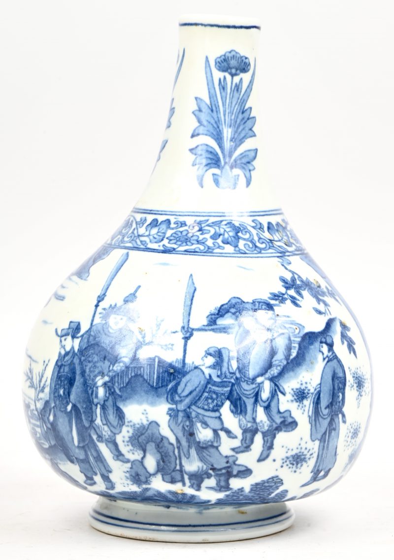 Een Chinese vaas in blauw-wit porselein met krijgers in het decor. Enkele haarlijnscheuren in de bodem.