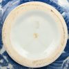 Een Chinese vaas in blauw-wit porselein met krijgers in het decor. Enkele haarlijnscheuren in de bodem.