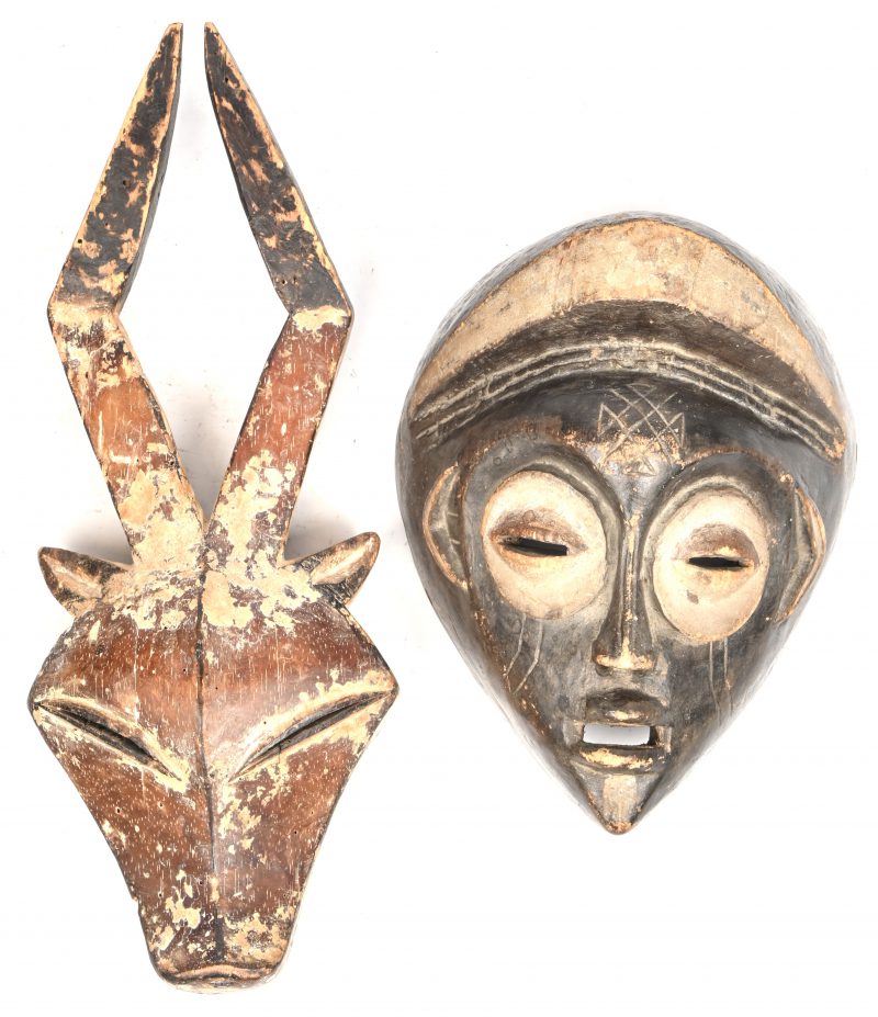 Een lot van twee Congolese maskers: een Mbangi Bidjl en een gazelle masker.