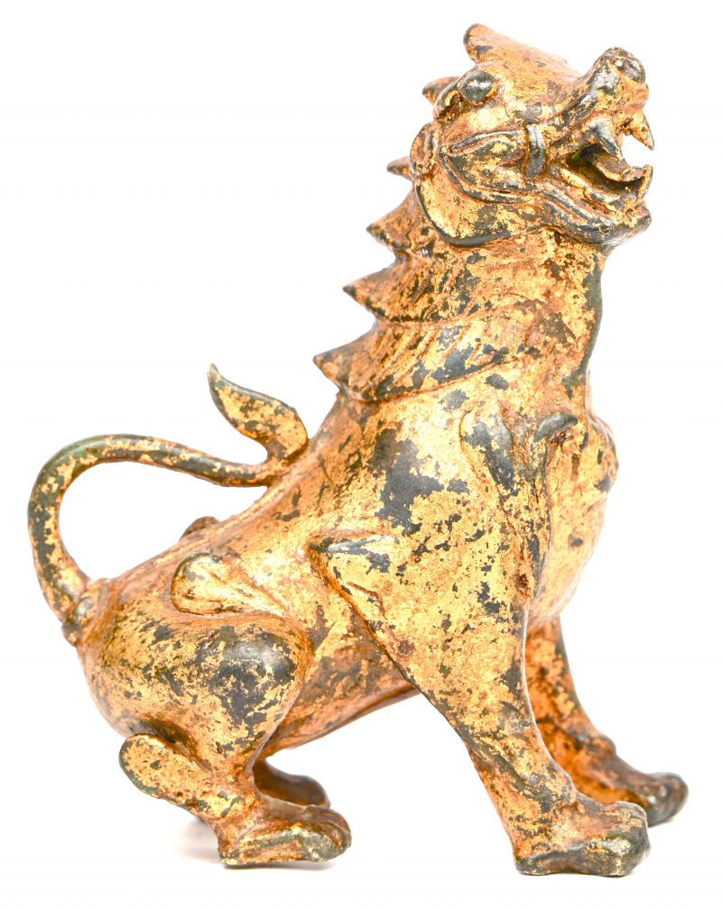 Een 19e eeuwse vergulde bronzen Birmaanse leeuw.