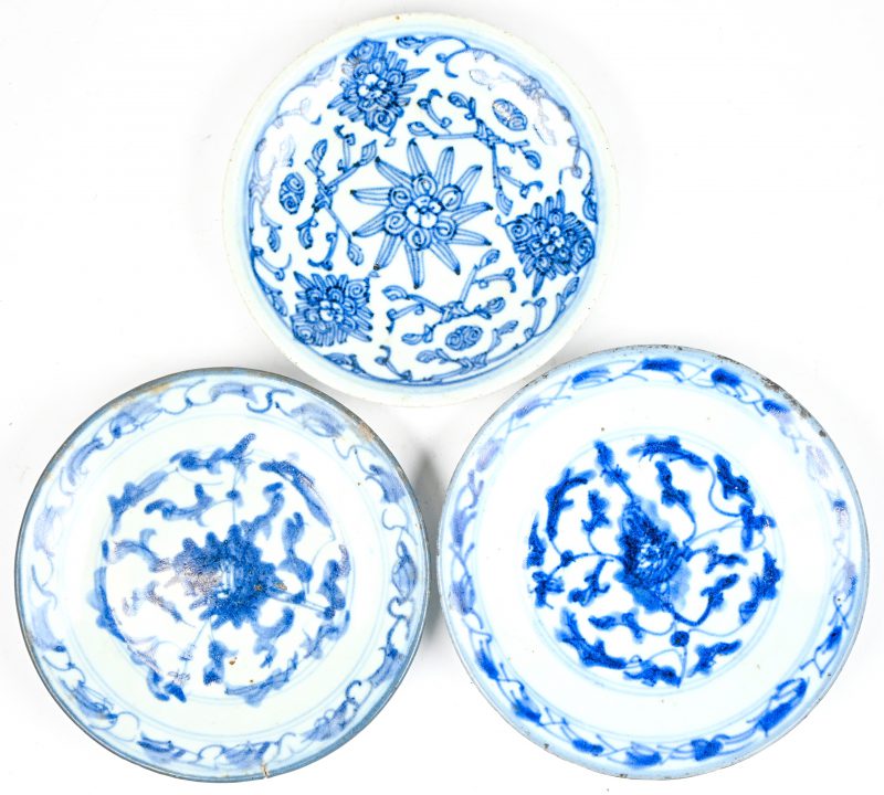 Een lot van 3 blauw-wit Chinees porseleinen schoteltjes met floraal decor. 19e eeuws, onderaan gemerkt. Provenance, verso gelabeled Galerie Stampaert.