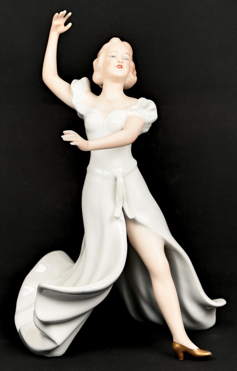 Een porseleinen beeldje van een danseres, onderaan gemerkt Wallendorf.
