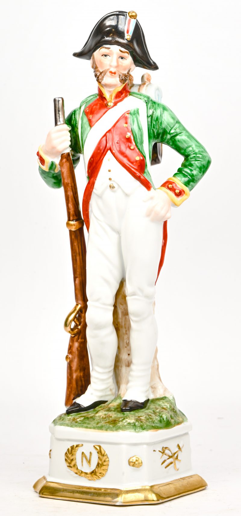 Een porseleinen beeld van een soldaat in dienst van Napoleon.