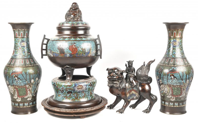 Een lot van cloisonné brons, bestaande uit een Fo hond met godin, een grote koro en 2 vazen met figuratief en floraal decor. Allen onderaan gemerkt.