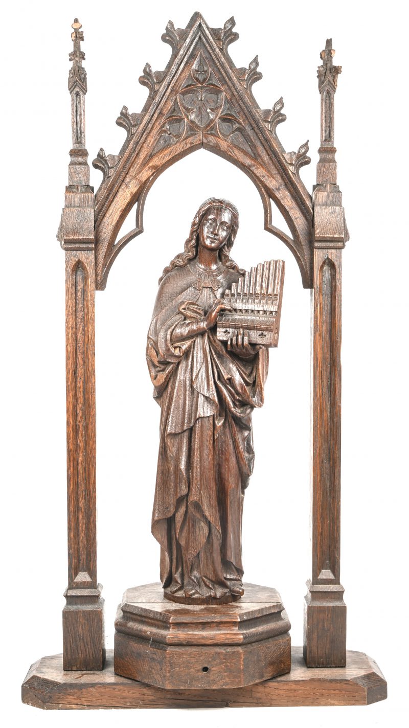 Een Neogotisch eikenhouten gesculpteerd beeld van de Heilige Cecilia met orgel.