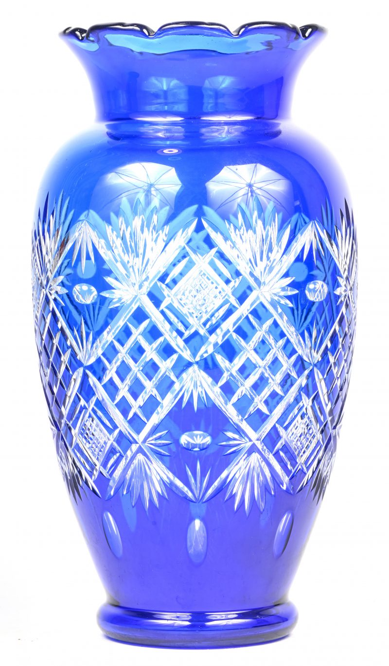Een vaas van geslepen Boheems kristal, blauw gekleurd in de massa.